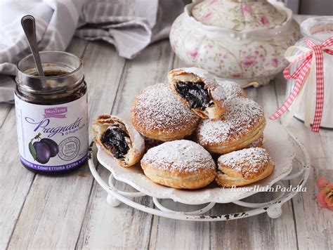 Sfogliatelle Di Pasta Sfoglia Con Confettura Di Prugne