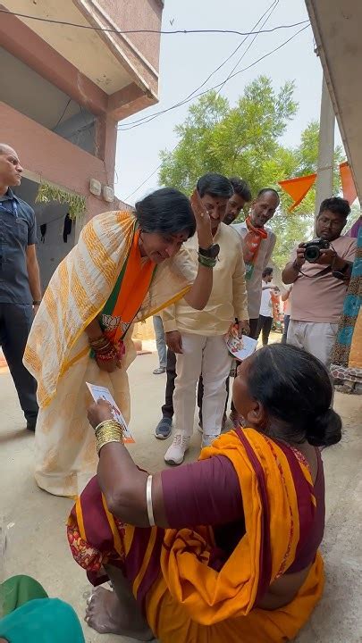 Hyderabad Bjp Mp Candidate Madhavi Latha Door To Door Campaign