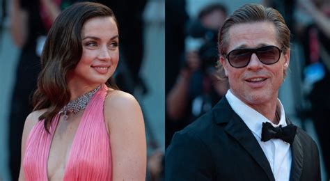 Ana de Armas con Brad Pitt durante la ovación de Blonde en Venecia