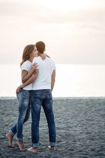 다른 두 사람이 안기 커플에 대한 스톡 사진 및 기타 이미지 커플 로맨스 야외 Istock