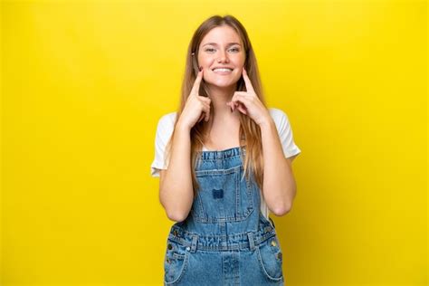 Jovem Mulher Caucasiana Isolada Em Um Fundo Amarelo Sorrindo Uma