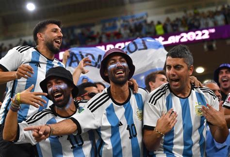 La Fiesta De Los Hinchas En Argentina Australia Rueda La Pelota