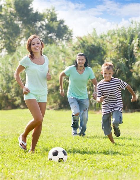 Padres Con Hijo Adolescente Jugando Con Bal N De F Tbol Foto Gratis