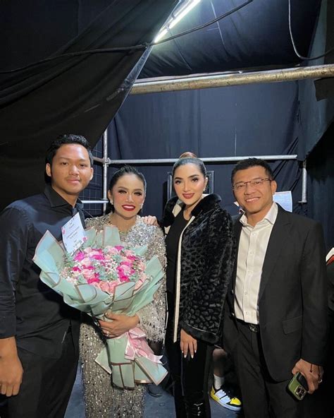 Potret Keluarga The Hermansyah Di Konser Kris Dayanti