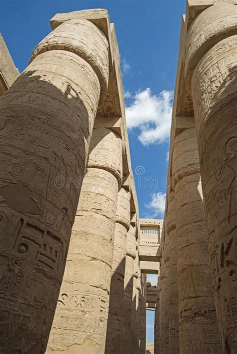 Tallas Jeroglíficas Egipcias Antiguas En Columnas En Templo Fotografía