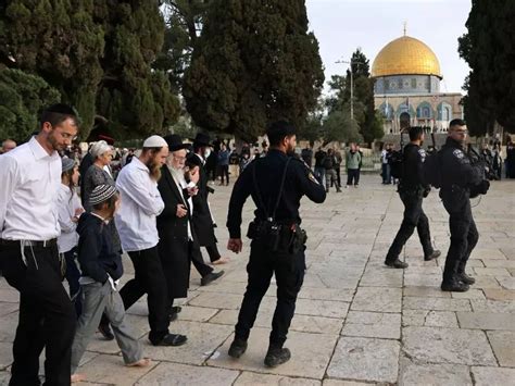 Palestine La Mosqu E D Al Aqsa Envahie Nouveau Par Des Colons