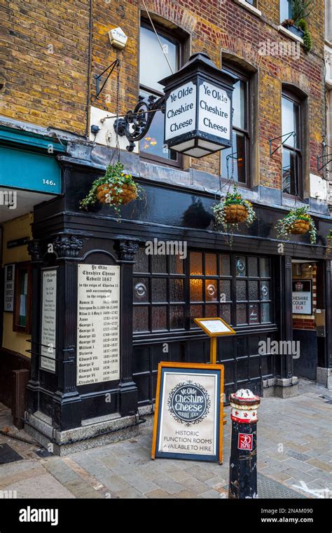 Ye Olde Cheshire Cheese Pub - historic London pub in Fleet Street ...