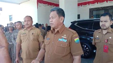 Andi Chandra Sesalkan Aksi Protes Petugas Kebersihan Yang Buang Sampah