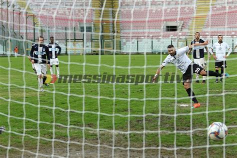 Il Messina Batte In Rimonta L Ebolitana In Gol Rosafio Pezzella E