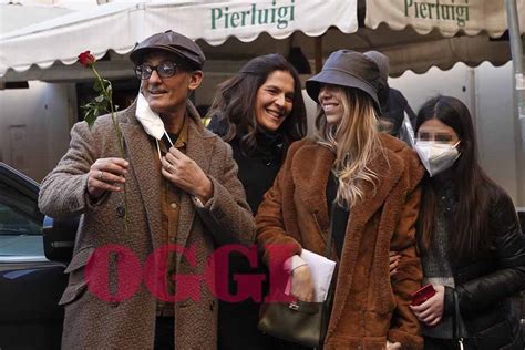 Fiorello romantico con la moglie papà show con le figlie FOTO