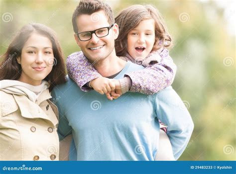 Familia Feliz De Tres Que Se Divierten Al Aire Libre Imagen De Archivo