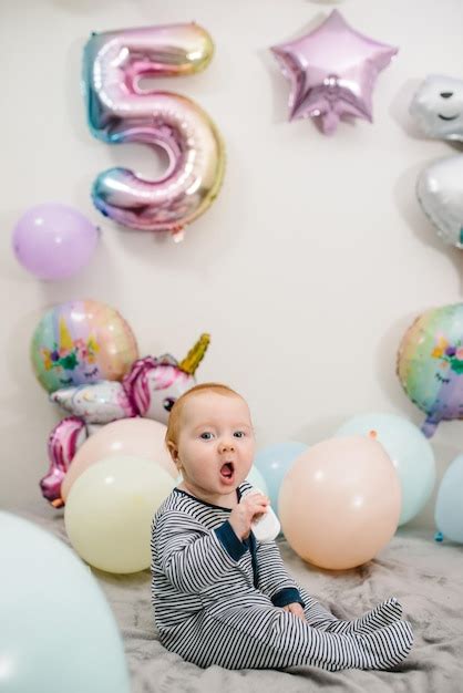 Gl Ckliches Kind Feiert Seinen Geburtstag Partydeko Mit Luftballons Im