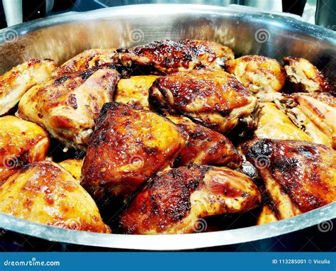 Carne Cocinada Del Pollo Frito La Carne Del Pollo Miente En El Cuenco