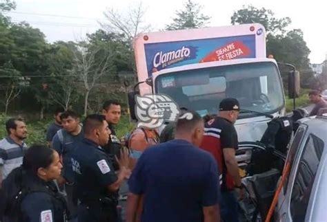 Fuerte Choque En Cosoleacaque Hay Una Persona Prensada