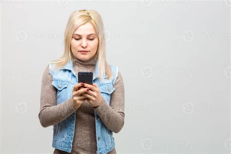 fille blonde avec téléphone portable portrait de femme avec smartphone fond blanc isolé