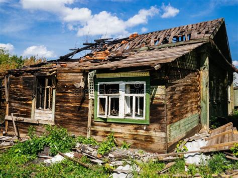 Las Construcciones De Madera Destruidas La Casa Desierta Y Saqueada El