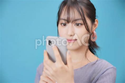 スマホを見ている女性 No 22856908｜写真素材なら「写真ac」無料（フリー）ダウンロードok