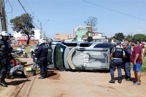 Viatura da PM tomba em Ceilândia e militar quebra braço Metrópoles