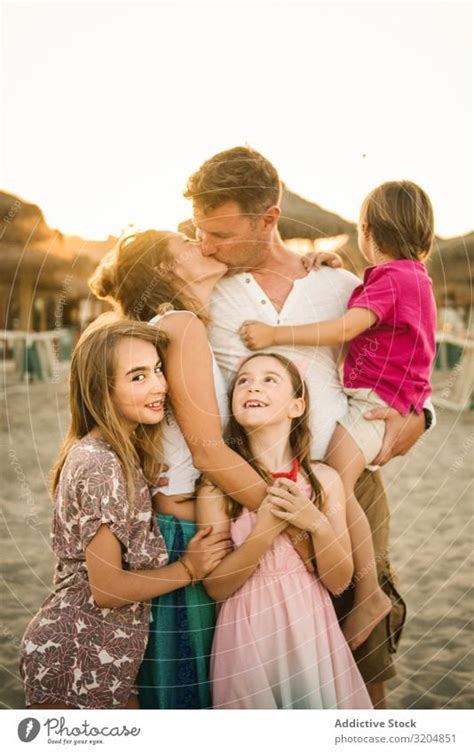 Sch Ne Gl Ckliche Familie Mit Kindern Am Strand Ein Lizenzfreies