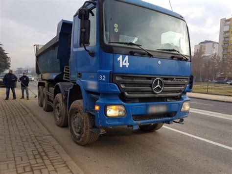 Камион удри во металната заштитна ограда на патот Битола – Ресен, едно ...