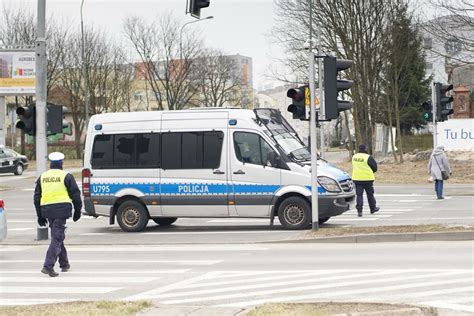 Krak W Letni Ekshibicjonista Zatrzymany Przez Policjant W Obna A