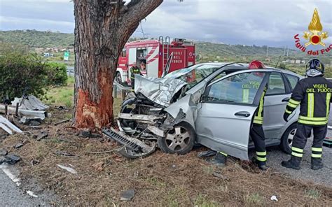 A20 Incidente Tra Milazzo E Rometta Soccorse Madre E Figlia Di