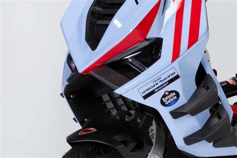 Un Po Moto E Un Po Scooter Questo Modello è Unico Nel Suo Genere è