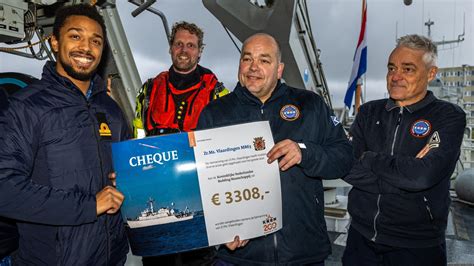 Bemanning Zr Ms Vlaardingen Doet Gulle Gift Aan KNRM Den Helder