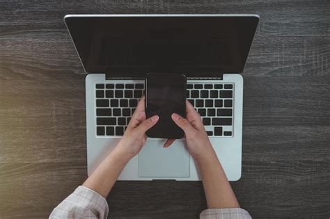 Primer Plano De Manos De Mujer Escribiendo En El Teclado Del Port Til