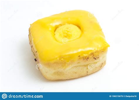 Cerrar El Donut Amarillo Aislado En Blanco Imagen De Archivo Imagen