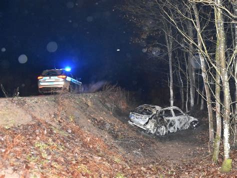 Cupra wypadła z drogi po uderzeniu w drzewo auto spłonęło Kierowca