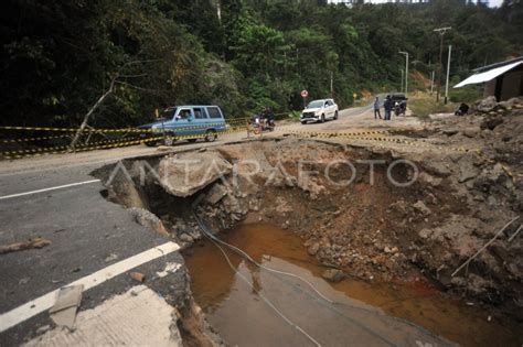 Jalan Akses Wisata Mandeh Amblas Antara Foto