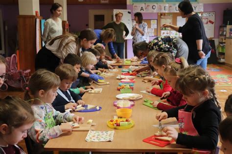 Dzieci w strojach kucharzy Tydzień Zdrowia w Przedszkolu nr 2