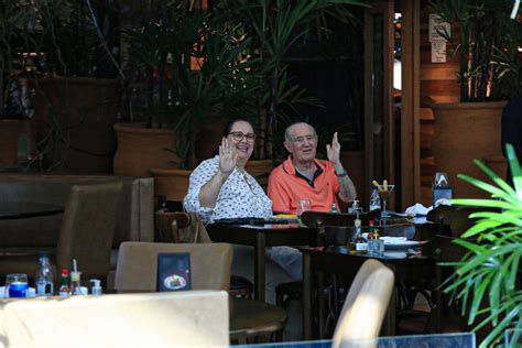 Renato Aragão troca beijos Lilian Aragão em shopping do Rio fotos