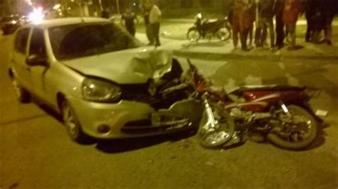 Una motociclista resultó con lesiones graves tras protagonizar un