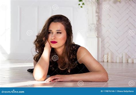 Portret Van Mooie Sensuele Jonge Vrouw Mooi Nadenkend Brunette In Witte Ruimte Het Mooie