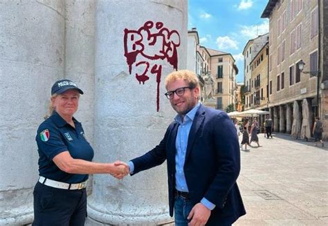 Due Soldati Americani Hanno Imbrattato Una Colonna Della Basilica