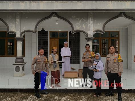 Pembagian Ta Jil Kepada Warga Di Sekitaran Masjid Jalur Utama Dipimpin