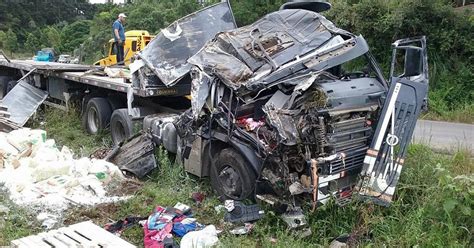 G1 Homem morre após caminhão tombar em rodovia na Serra do RS