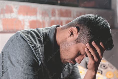 Hombre Joven Triste Y Pensativo Concepto De Depresión Y Tristeza Stock