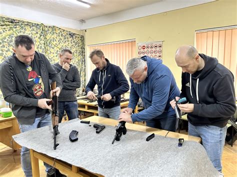 Prowadzący strzelanie złą aurę przeganiamy humorem Akademia AURUM