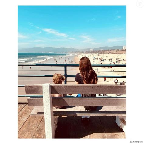 Coralie Barbier et son fils lors d un moment à la plage le 10 avril