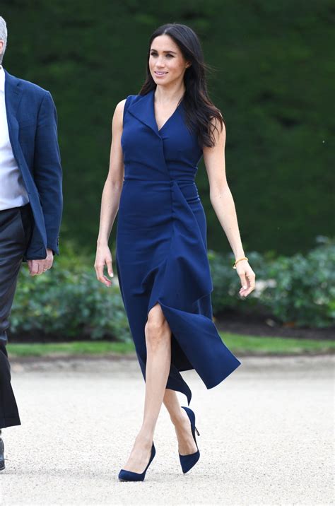 How To Dress Like Meghan Markle Sommerlook Mit Midikleid Wedges Und