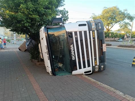 Carreta Carregada Fumo Tomba No Centro De Marmeleiro Beltr Oagora