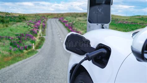 Concepto Progresivo En Coche Eléctrico En La Estación De Carga De La