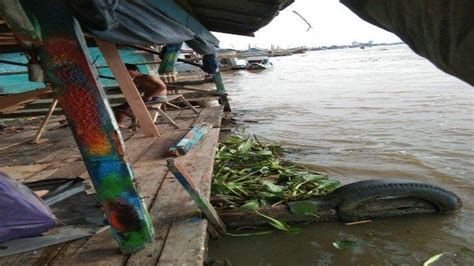 Angin Lagi Kencang Kapal Pariwisata Tabrak Rumah Rakit Di Sungai Musi