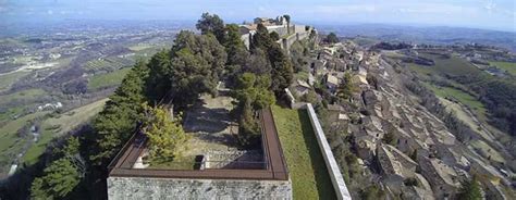 Scene D Abruzzo Fortezza Di Civitella Del Tronto Campli E La Valle