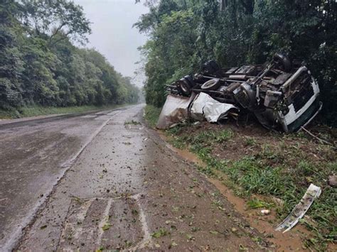 Motorista fica ferido após caminhão capotar na BR 158 em SC OCP News