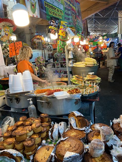 Los esquites de suadero chileatole y tuétano en el Mercado de Jamaica