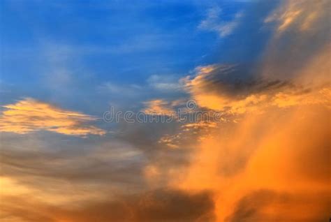 Formaciones Anaranjadas Y Rojas Hermosas De La Nube De La Puesta Del